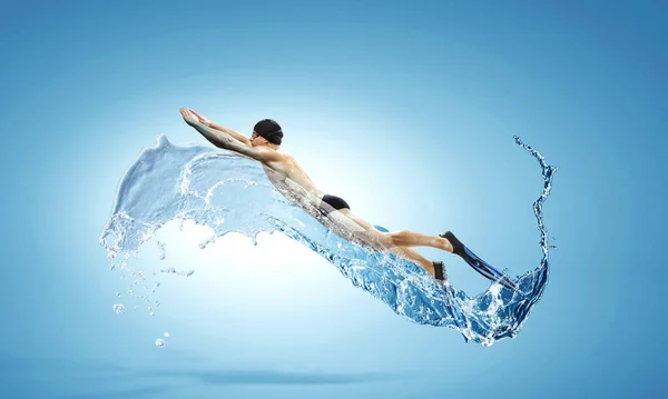 职业男子在波浪中游泳 — 图库照片