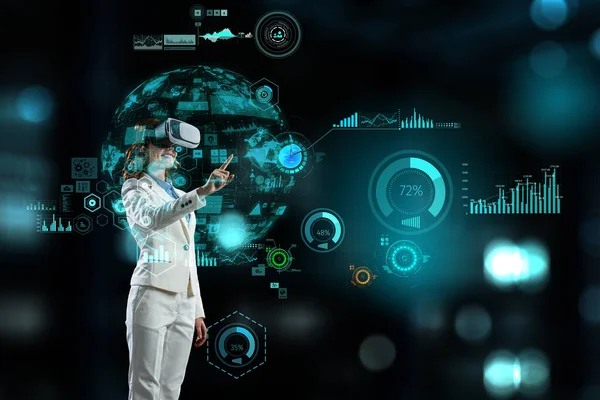 Woman wearing virtual reality goggles — Stock Photo, Image