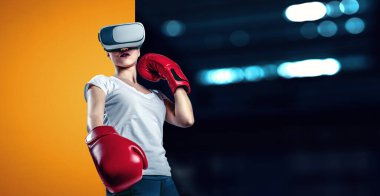 VR gözlüklü genç bir kadın boks yapıyor. Karışık ortam