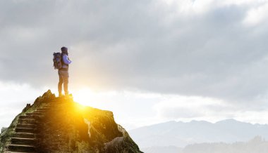 Dağlarda gezen adam. Karışık medya. Karışık ortam