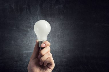 Yeniliğin sembolü olarak ampul resmi