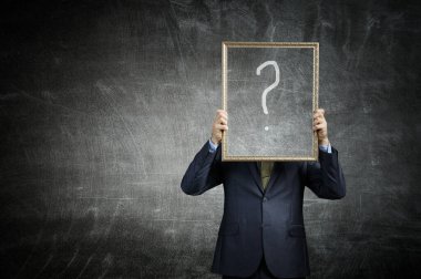 Elinde boş poster tutan bir adam. Karışık ortam