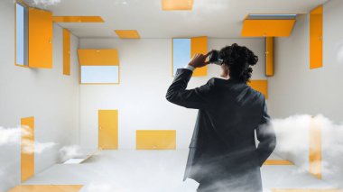 Adam sanal gerçeklik gözlüğü takıyor.