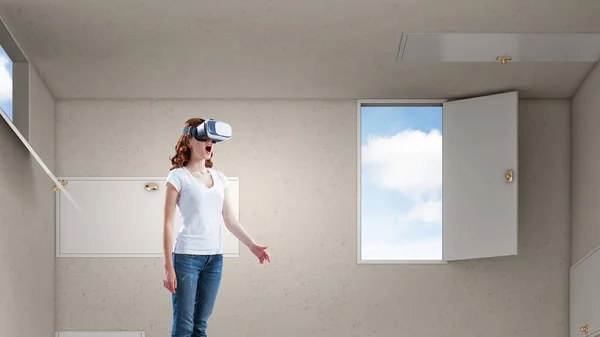 Žena nosí brýle virtuální reality — Stock fotografie