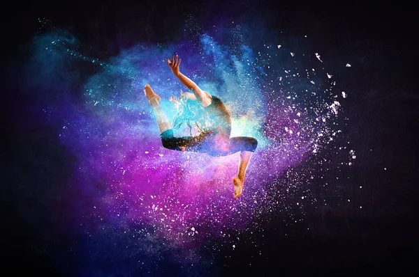 Žena tanečnice proti abstraktní barevné pozadí — Stock fotografie