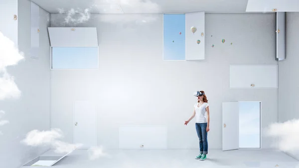 Mulher vestindo óculos de realidade virtual — Fotografia de Stock