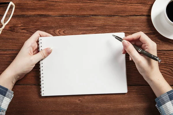 Hands with notes on the desk — Stock Photo, Image