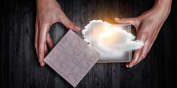 Schachtel mit weißer Wolke drin — Stockfoto