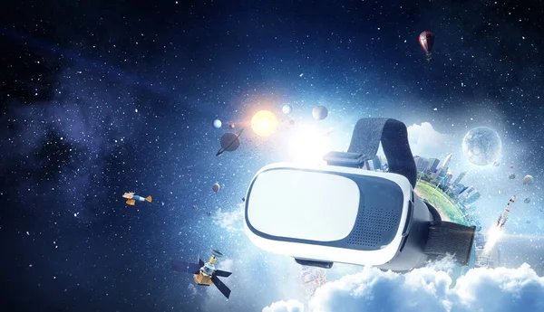 Gambar kacamata virtual reality mengambang. Campuran media — Stok Foto