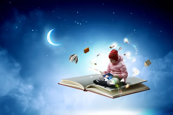 Bambina che legge un libro — Foto Stock