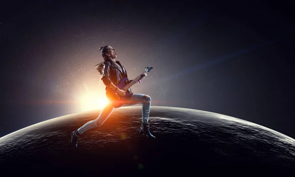 일렉트릭 기타를 연주하는 젊고 아름다운 록 가수 — 스톡 사진