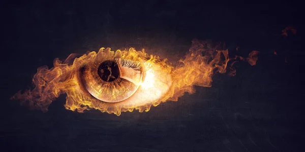 Macro immagine di occhio umano con fiamme di fuoco. Mezzi misti — Foto Stock