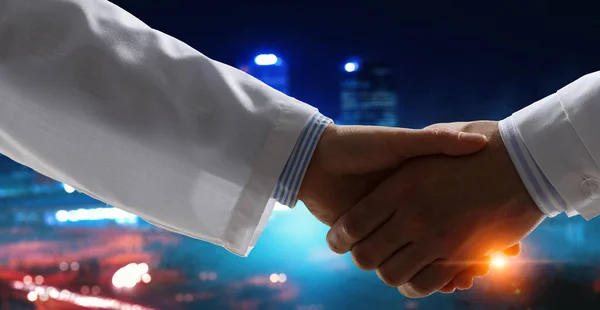 Partnerségi koncepció. A kézfogás képe — Stock Fotó