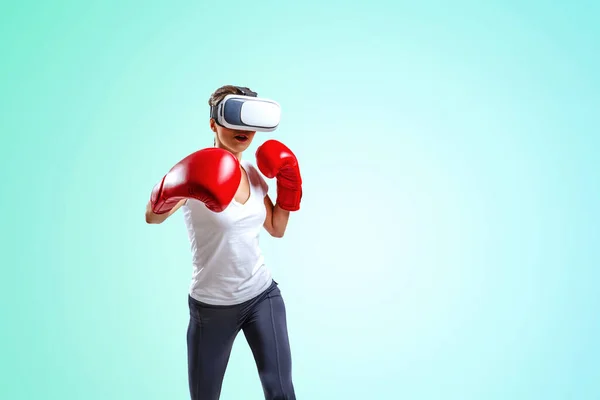 Jonge vrouw boksen in VR bril — Stockfoto