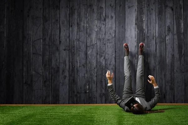 Geschäftsfrau entspannt sich mit den Beinen an der Wand — Stockfoto