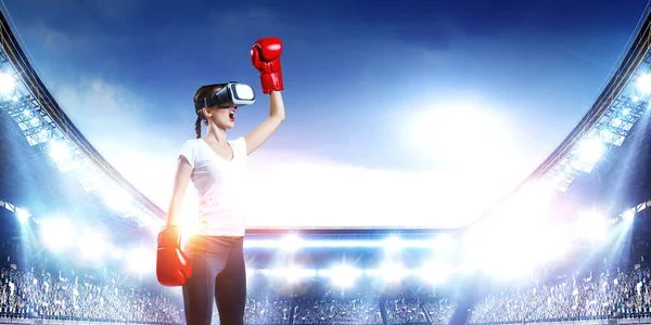 Jovem mulher boxe em óculos VR. Meios mistos — Fotografia de Stock