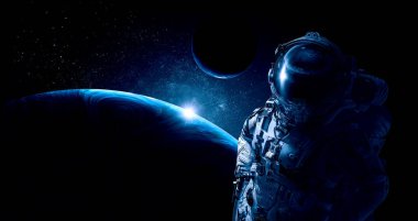 Uzay yürüyüşünde astronot. Karışık medya. Karışık ortam
