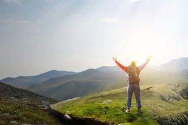 Genç gezgin dünya konseptini keşfediyor.