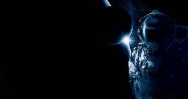 Uzay yürüyüşünde astronot. Karışık medya. Karışık ortam