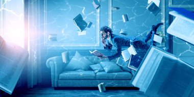 Suyun altında kitap okuyan bir adam. Karışık medya. Karışık ortam