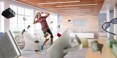 Kulaklık takan bir kadın zıplıyor. Karışık ortam