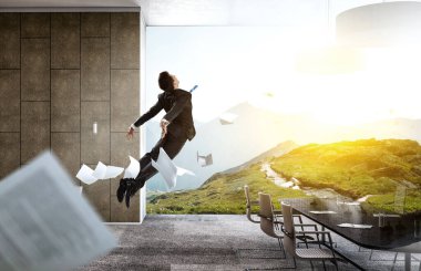 İşadamı uçuyor. Karışık ortam