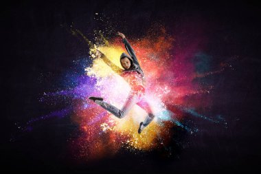 Modern kadın dansçı iş başında