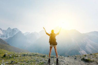 Genç gezgin dünya konseptini keşfediyor.