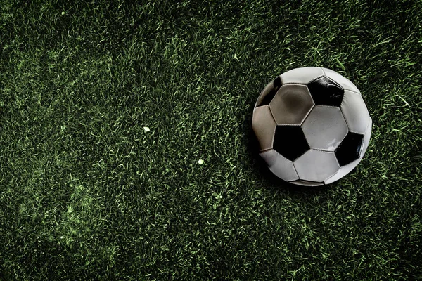 Bola de futebol no fundo grama — Fotografia de Stock