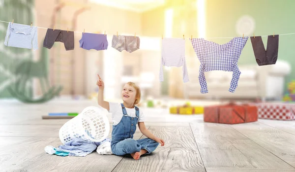 Glückliches kleines Mädchen mit gewaschenen Kleidern. Gemischte Medien. Gemischte Medien — Stockfoto