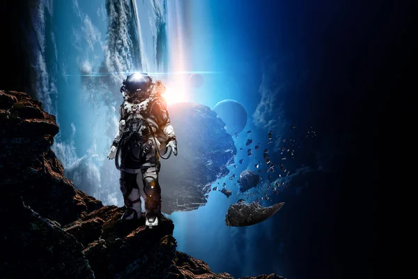 Astronaut walking på en outforskad planet — Stockfoto