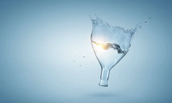 ガラス瓶から水が噴き出す — ストック写真