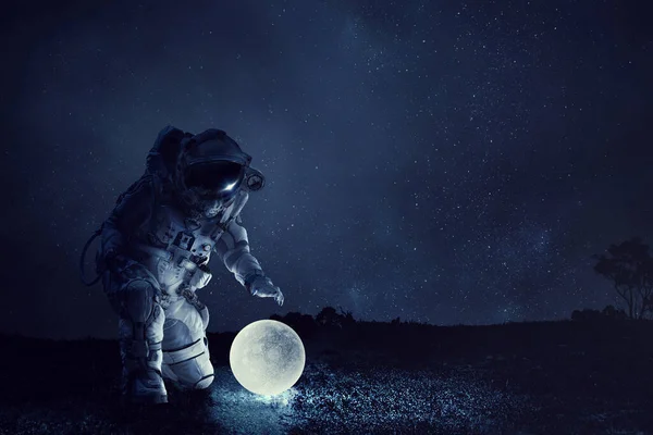 Astronauta i księżyc. Mieszane media. Media mieszane — Zdjęcie stockowe