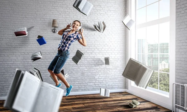 Een vrouw met koptelefoon die springt. Gemengde media — Stockfoto