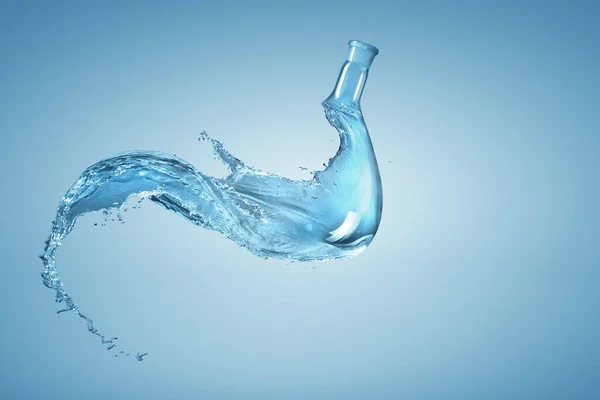 Вода виливається зі скляної пляшки — стокове фото