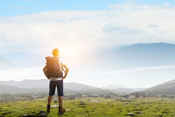 Young traveler exploring the world concept — Stock Photo, Image