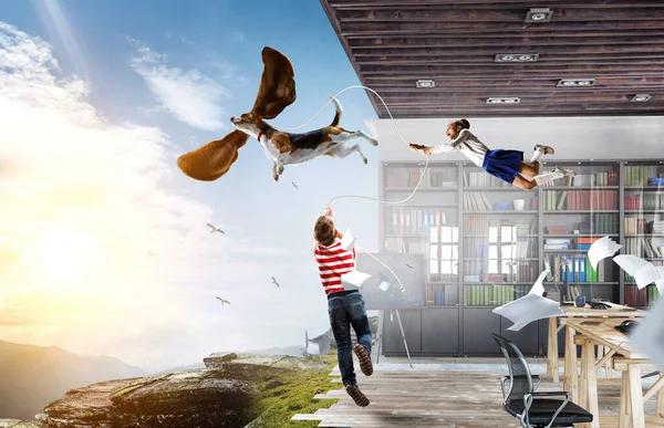 Хлопчик з собакою літає в повітрі з вухами — стокове фото