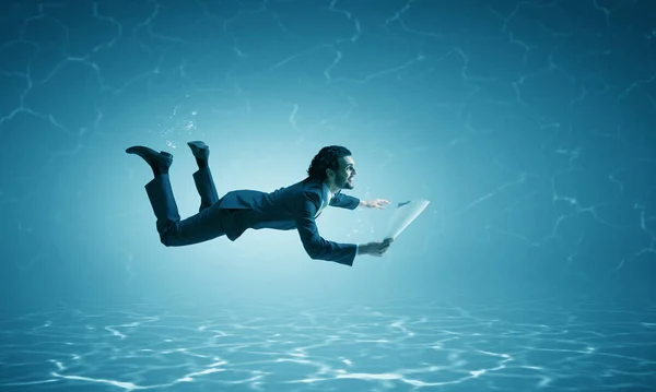 Hombre de negocios con papel y pluma bajo el agua — Foto de Stock