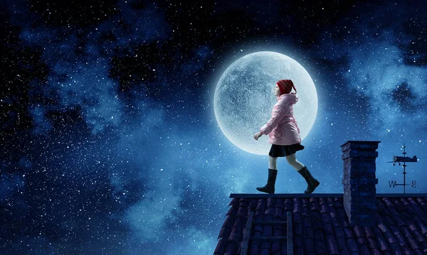 Kleines Mädchen läuft nachts allein — Stockfoto