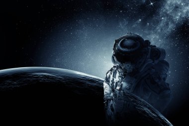 Uzay yürüyüşünde astronot. Karışık ortam