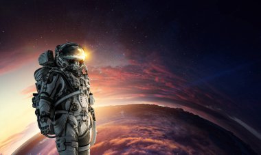 Keşfedilmemiş bir gezegende yürüyen astronot