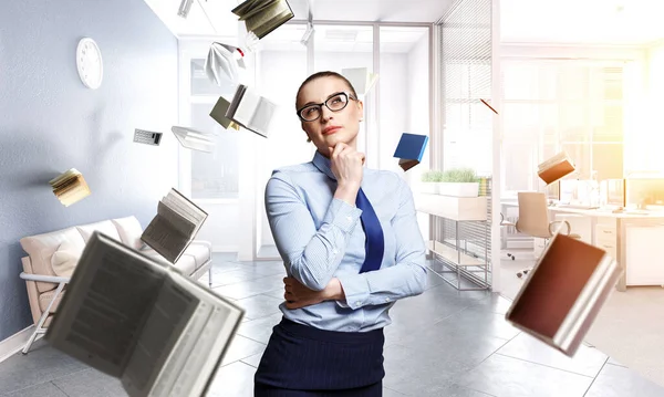 Retrato de mujer de negocios joven, expresión de cara pensante — Foto de Stock