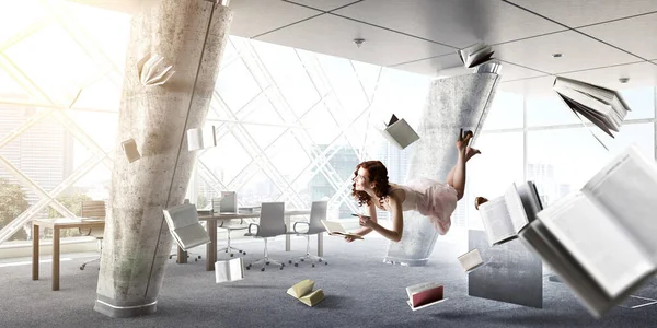 Mladá žena levituje při čtení knihy. Smíšená média — Stock fotografie