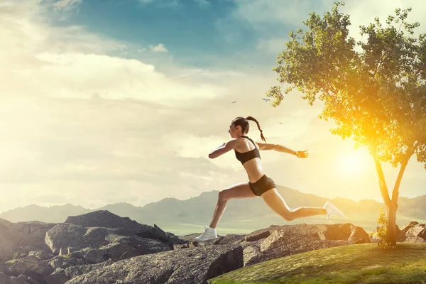 Mulher correndo contra a paisagem natural — Fotografia de Stock