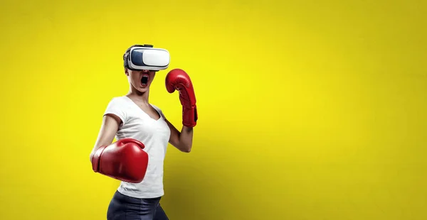 Jovem mulher boxe em óculos VR. Meios mistos — Fotografia de Stock