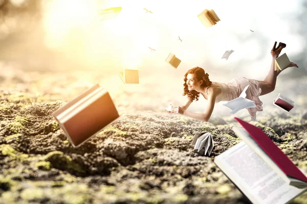Mujer joven levita mientras lee un libro —  Fotos de Stock