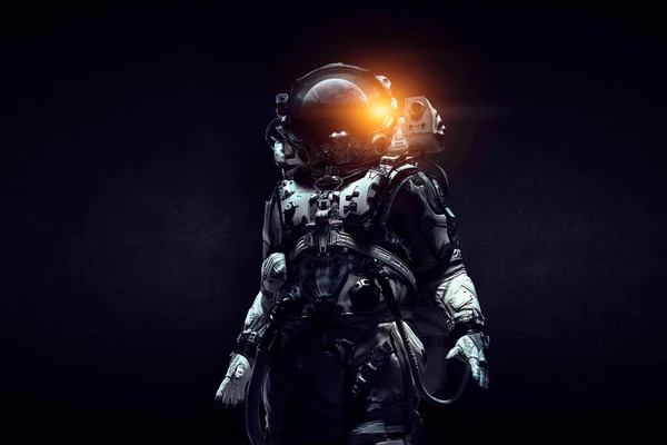 Astronaute en costume sur fond noir. Concept de technologie spatiale — Photo