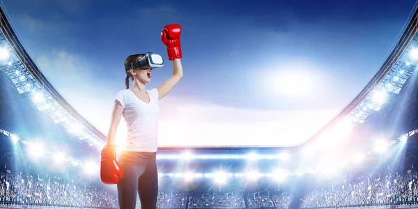 Mujer joven boxeando con gafas VR. Medios mixtos —  Fotos de Stock