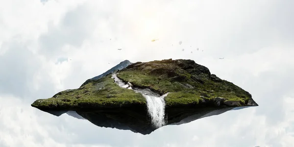 Paisaje con montaña flotando en el aire — Foto de Stock