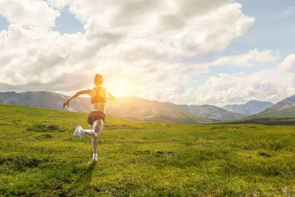 Uma mulher a correr no campo. Meios mistos — Fotografia de Stock